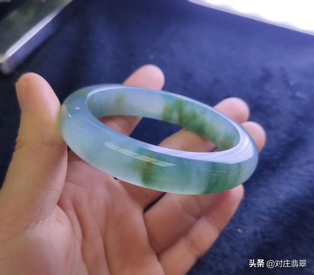 一个普通的翡翠三彩手镯黄加绿翡翠手镯-第3张图片-翡翠网 一个普通的翡翠三彩手镯黄加绿翡翠手镯-第3张图片-翡翠网
