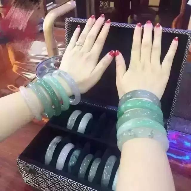 我的翡翠手镯戴活了了翡翠手镯真假对身体有害吗-第1张图片-翡翠网 我的翡翠手镯戴活了了翡翠手镯真假对身体有害吗-第1张图片-翡翠网