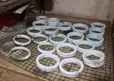 我的翡翠手镯戴活了了翡翠手镯真假对身体有害吗-第2张图片-翡翠网 我的翡翠手镯戴活了了翡翠手镯真假对身体有害吗-第2张图片-翡翠网