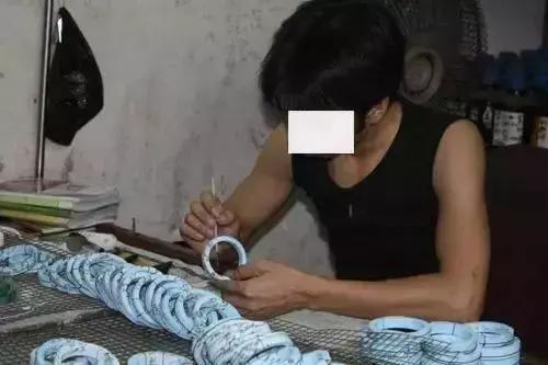 我的翡翠手镯戴活了了翡翠手镯真假对身体有害吗-第4张图片-翡翠网 我的翡翠手镯戴活了了翡翠手镯真假对身体有害吗-第4张图片-翡翠网