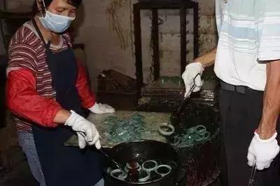 我的翡翠手镯戴活了了翡翠手镯真假对身体有害吗-第5张图片-翡翠网 我的翡翠手镯戴活了了翡翠手镯真假对身体有害吗-第5张图片-翡翠网