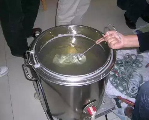 我的翡翠手镯戴活了了翡翠手镯真假对身体有害吗-第7张图片-翡翠网 我的翡翠手镯戴活了了翡翠手镯真假对身体有害吗-第7张图片-翡翠网