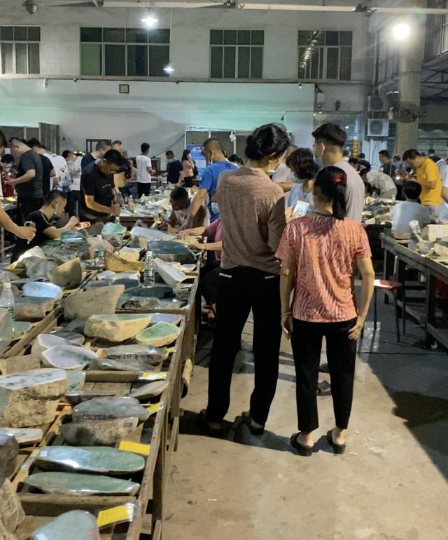 好的翡翠原石小林翡翠原石图解-第4张图片-翡翠网 好的翡翠原石小林翡翠原石图解-第4张图片-翡翠网