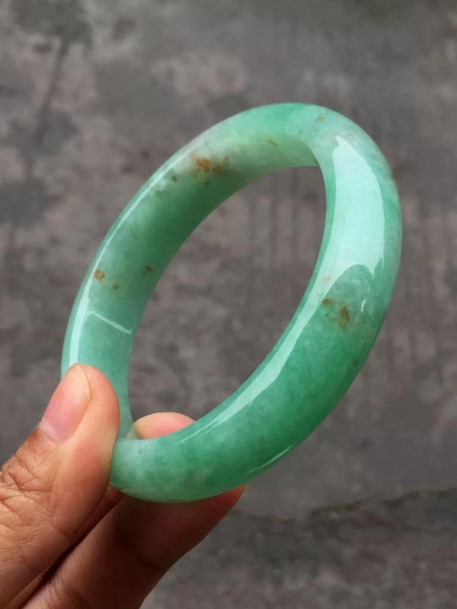 翡翠手镯带洒金,翡翠手镯里的棉絮能带开吗-第4张图片-翡翠网 翡翠手镯带洒金,翡翠手镯里的棉絮能带开吗-第4张图片-翡翠网