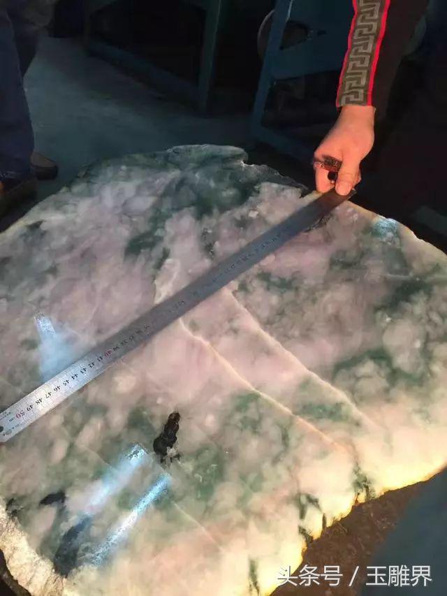 翡翠原石种蟒和色蟒如何区分翡翠原石种色水飘花-第1张图片-翡翠网 翡翠原石种蟒和色蟒如何区分翡翠原石种色水飘花-第1张图片-翡翠网