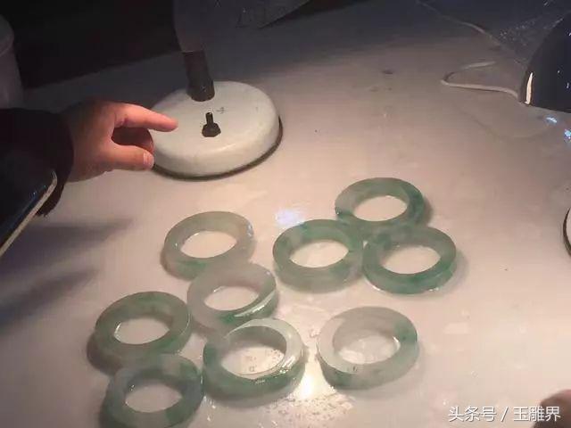 翡翠原石种蟒和色蟒如何区分翡翠原石种色水飘花-第5张图片-翡翠网 翡翠原石种蟒和色蟒如何区分翡翠原石种色水飘花-第5张图片-翡翠网