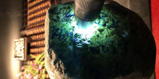 缅甸翡翠飘花手镯翡翠飘花手镯-第3张图片-翡翠网 缅甸翡翠飘花手镯翡翠飘花手镯-第3张图片-翡翠网