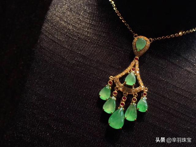 群镶翡翠手镯,a货翡翠手镯-第1张图片-翡翠网 群镶翡翠手镯,a货翡翠手镯-第1张图片-翡翠网