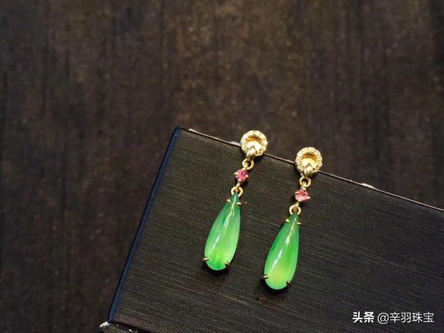 群镶翡翠手镯,a货翡翠手镯-第2张图片-翡翠网 群镶翡翠手镯,a货翡翠手镯-第2张图片-翡翠网