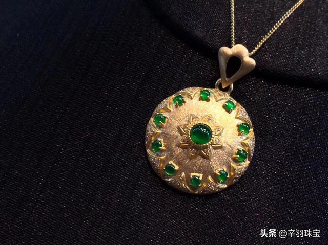 群镶翡翠手镯,a货翡翠手镯-第3张图片-翡翠网 群镶翡翠手镯,a货翡翠手镯-第3张图片-翡翠网