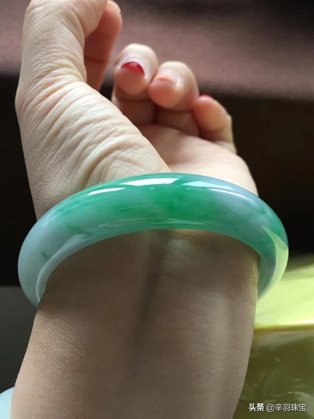 群镶翡翠手镯,a货翡翠手镯-第6张图片-翡翠网 群镶翡翠手镯,a货翡翠手镯-第6张图片-翡翠网