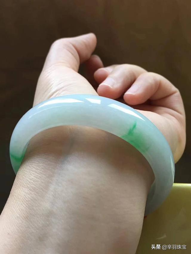 群镶翡翠手镯,a货翡翠手镯-第7张图片-翡翠网 群镶翡翠手镯,a货翡翠手镯-第7张图片-翡翠网