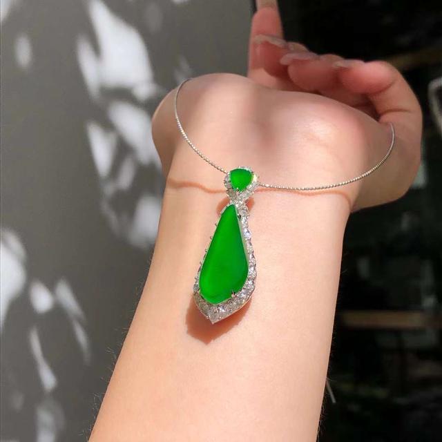 女人什么年龄适合戴玉,女人戴翡翠有什么好处-第8张图片-翡翠网 女人什么年龄适合戴玉,女人戴翡翠有什么好处-第8张图片-翡翠网