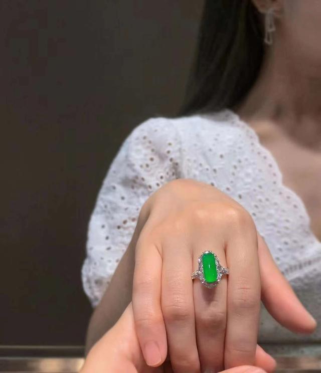 女人什么年龄适合戴玉,女人戴翡翠有什么好处-第18张图片-翡翠网 女人什么年龄适合戴玉,女人戴翡翠有什么好处-第18张图片-翡翠网