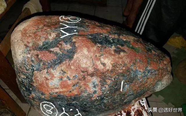 翡翠原石长满肉细糯种翡翠大白肉值钱吗-第3张图片-翡翠网 翡翠原石长满肉细糯种翡翠大白肉值钱吗-第3张图片-翡翠网