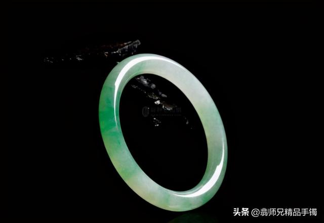 送翡翠手镯的寓意,送翡翠手镯意义-第1张图片-翡翠网 送翡翠手镯的寓意,送翡翠手镯意义-第1张图片-翡翠网