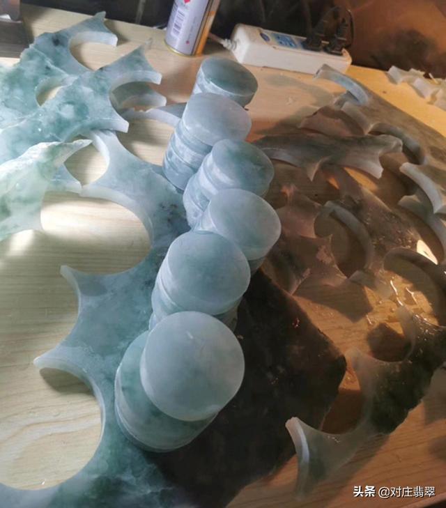 蓝水翡翠手镯颜色怎么看翡翠镯子-第3张图片-翡翠网 蓝水翡翠手镯颜色怎么看翡翠镯子-第3张图片-翡翠网