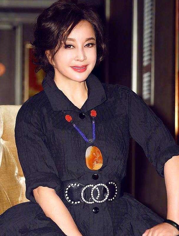 翡翠没有绿色好吗,翡翠手镯戴绿色还是白色好看-第5张图片-翡翠网