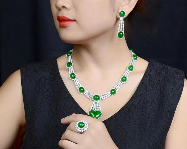 翡翠没有绿色好吗,翡翠手镯戴绿色还是白色好看-第7张图片-翡翠网