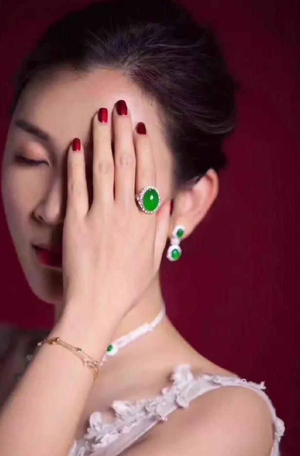 翡翠没有绿色好吗,翡翠手镯戴绿色还是白色好看-第8张图片-翡翠网