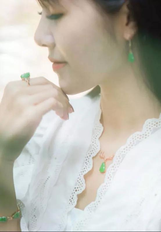 翡翠没有绿色好吗,翡翠手镯戴绿色还是白色好看-第12张图片-翡翠网