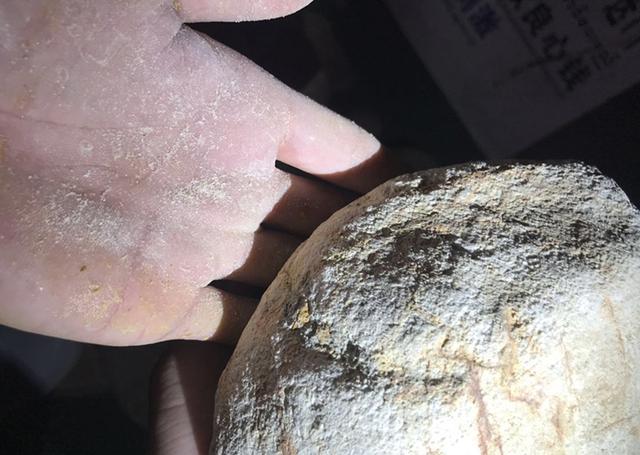 翡翠原石白色皮晶体粗,翡翠原石包浆皮的特征-第2张图片-翡翠网 翡翠原石白色皮晶体粗,翡翠原石包浆皮的特征-第2张图片-翡翠网