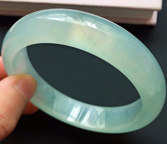 浅绿色翡翠手镯价格怎么判断翡翠的种老不老-第2张图片-翡翠网 浅绿色翡翠手镯价格怎么判断翡翠的种老不老-第2张图片-翡翠网