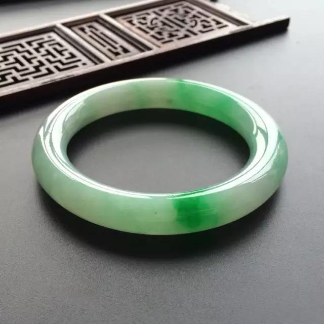 纯绿a货翡翠手镯价格,纯绿翡翠手镯价格-第1张图片-翡翠网 纯绿a货翡翠手镯价格,纯绿翡翠手镯价格-第1张图片-翡翠网