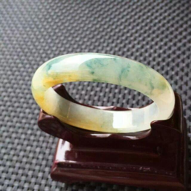 海口有翡翠手镯加工点吗,翡翠手镯带黄翡好不好-第1张图片-翡翠网 海口有翡翠手镯加工点吗,翡翠手镯带黄翡好不好-第1张图片-翡翠网