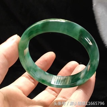 海口有翡翠手镯加工点吗,翡翠手镯带黄翡好不好-第2张图片-翡翠网 海口有翡翠手镯加工点吗,翡翠手镯带黄翡好不好-第2张图片-翡翠网