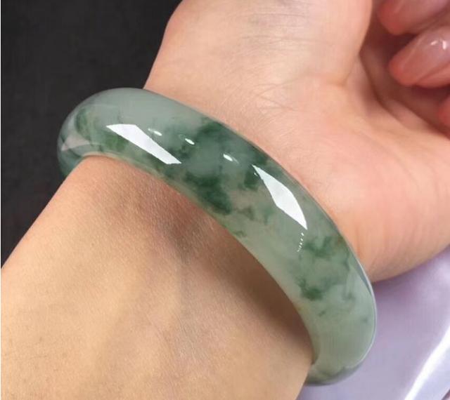 翡翠手镯戴右手好处翡翠玉镯戴多久有水头-第3张图片-翡翠网