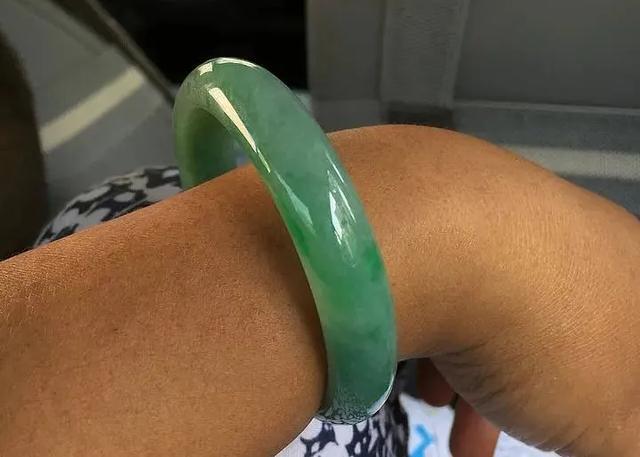 白色翡翠手镯,翡翠灰色手镯-第3张图片-翡翠网