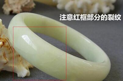翡翠有裂纹可以佩戴吗,翡翠手镯的裂纹图片-第2张图片-翡翠网 翡翠有裂纹可以佩戴吗,翡翠手镯的裂纹图片-第2张图片-翡翠网