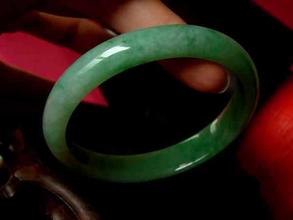 翡翠有裂纹可以佩戴吗,翡翠手镯的裂纹图片-第5张图片-翡翠网 翡翠有裂纹可以佩戴吗,翡翠手镯的裂纹图片-第5张图片-翡翠网