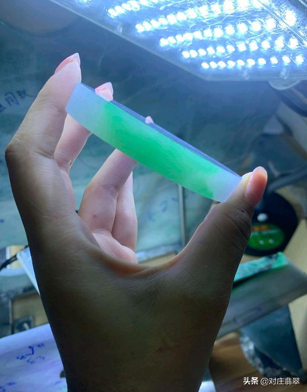 翡翠春彩手镯翡翠颜色灰绿的好吗-第3张图片-翡翠网 翡翠春彩手镯翡翠颜色灰绿的好吗-第3张图片-翡翠网