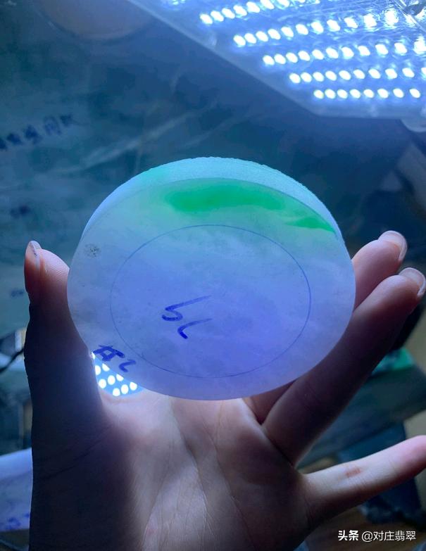 翡翠春彩手镯翡翠颜色灰绿的好吗-第4张图片-翡翠网 翡翠春彩手镯翡翠颜色灰绿的好吗-第4张图片-翡翠网