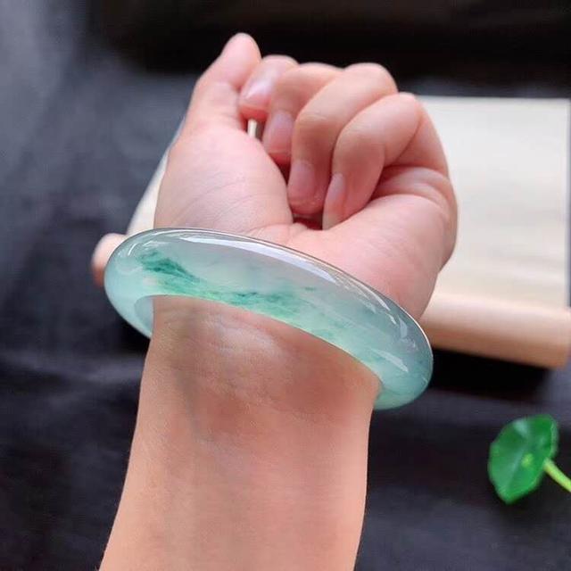 翡翠手镯五万,花18500买了个翡翠镯子-第1张图片-翡翠网 翡翠手镯五万,花18500买了个翡翠镯子-第1张图片-翡翠网