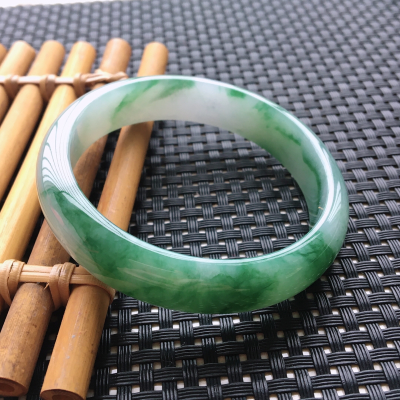 新疆翡翠手镯,天然翡翠镯子图片价格图片-第1张图片-翡翠网 新疆翡翠手镯,天然翡翠镯子图片价格图片-第1张图片-翡翠网