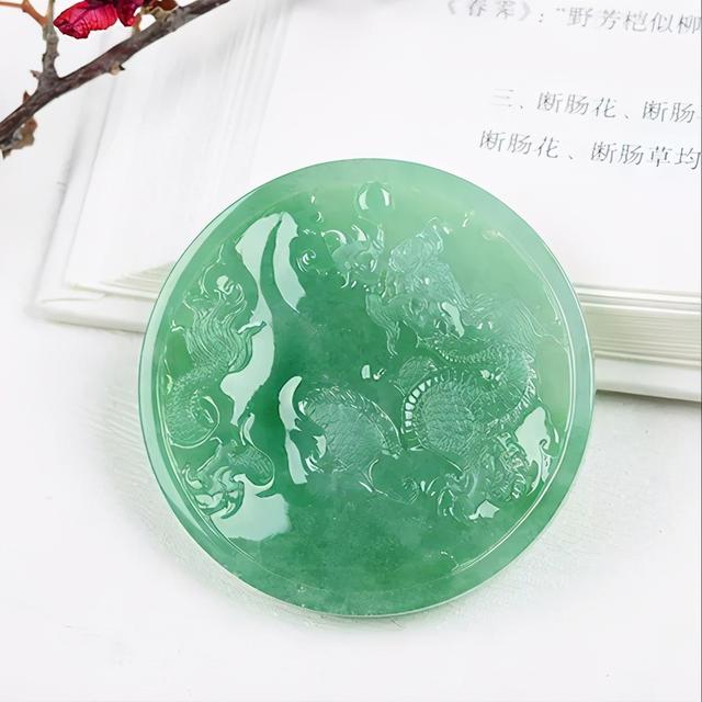 辣绿翡翠等级与价格,豆绿色翡翠手镯图片-第5张图片-翡翠网 辣绿翡翠等级与价格,豆绿色翡翠手镯图片-第5张图片-翡翠网