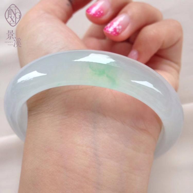 翡翠手镯什么颜色好,翡翠手镯带多久会变透亮-第1张图片-翡翠网 翡翠手镯什么颜色好,翡翠手镯带多久会变透亮-第1张图片-翡翠网