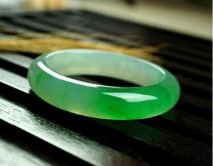 翡翠手镯什么颜色好,翡翠手镯带多久会变透亮-第2张图片-翡翠网 翡翠手镯什么颜色好,翡翠手镯带多久会变透亮-第2张图片-翡翠网