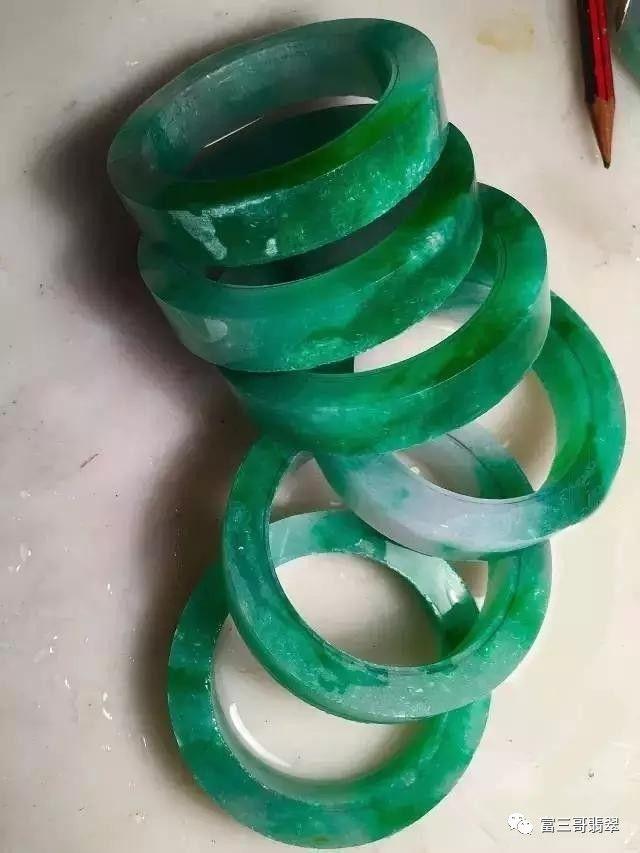 开过窗的翡翠原石翡翠原石开窗后如何抛光-第8张图片-翡翠网 开过窗的翡翠原石翡翠原石开窗后如何抛光-第8张图片-翡翠网