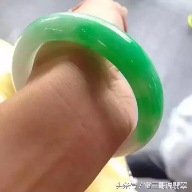 女人翡翠手镯佩戴在哪只手好女人戴翡翠手镯美女-第1张图片-翡翠网 女人翡翠手镯佩戴在哪只手好女人戴翡翠手镯美女-第1张图片-翡翠网