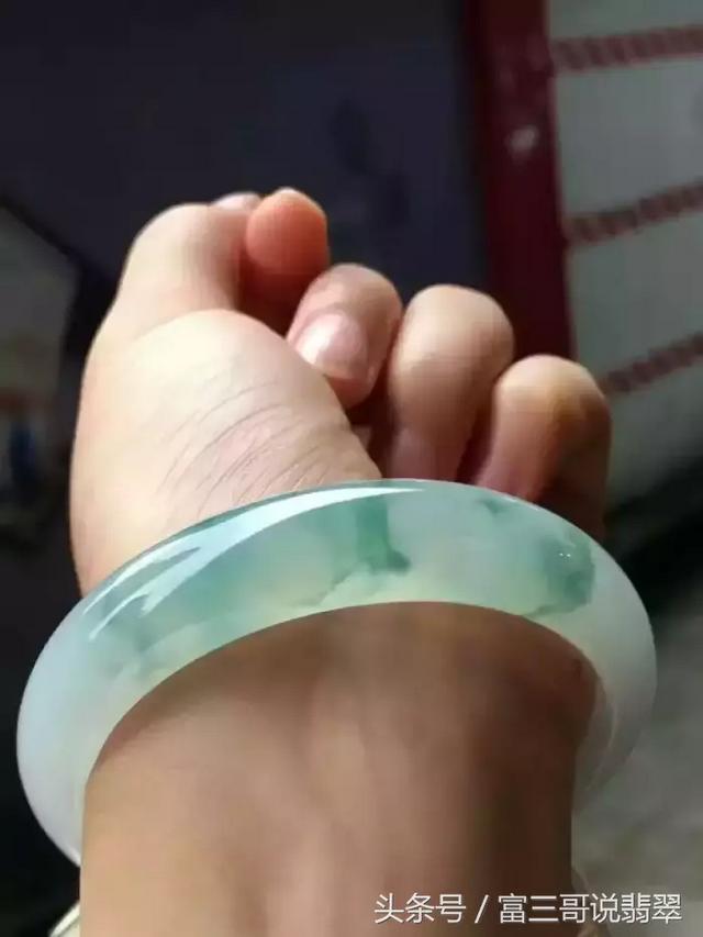 女人翡翠手镯佩戴在哪只手好女人戴翡翠手镯美女-第8张图片-翡翠网 女人翡翠手镯佩戴在哪只手好女人戴翡翠手镯美女-第8张图片-翡翠网