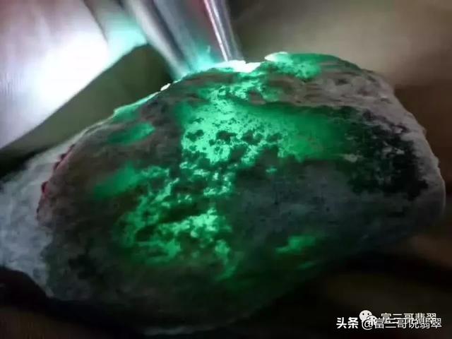 木纳全脱沙翡翠原石翡翠原石木讷的特点-第8张图片-翡翠网 木纳全脱沙翡翠原石翡翠原石木讷的特点-第8张图片-翡翠网