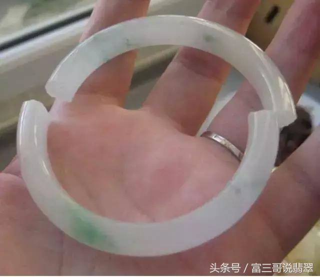 翡翠手镯可以置换吗,翡翠断手镯-第11张图片-翡翠网 翡翠手镯可以置换吗,翡翠断手镯-第11张图片-翡翠网