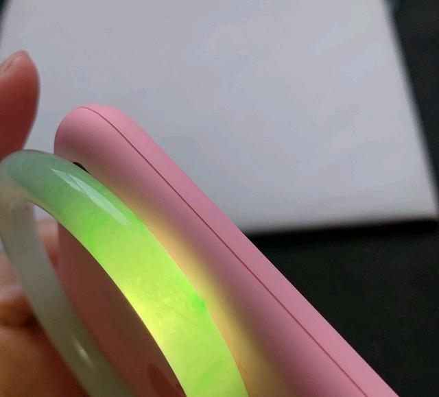 翡翠手镯有纹翡翠手镯有横纹能买吗-第3张图片-翡翠网 翡翠手镯有纹翡翠手镯有横纹能买吗-第3张图片-翡翠网