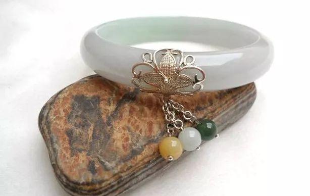 老年翡翠手镯断了怎么办,玉手镯断了可以放家里-第6张图片-翡翠网 老年翡翠手镯断了怎么办,玉手镯断了可以放家里-第6张图片-翡翠网