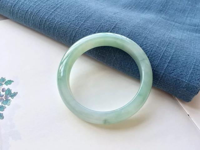 老年翡翠手镯断了怎么办,玉手镯断了可以放家里-第7张图片-翡翠网 老年翡翠手镯断了怎么办,玉手镯断了可以放家里-第7张图片-翡翠网