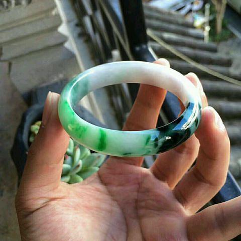 带黑癣翡翠手镯好吗藓加绿极品翡翠手镯-第1张图片-翡翠网 带黑癣翡翠手镯好吗藓加绿极品翡翠手镯-第1张图片-翡翠网